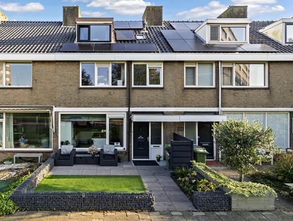 Te koop: Bijzonder ruim wonen in deze zes kamer eengezinswoning met zonnige voortuin, diepe achtertuin, uitgebouwde woonkamer, moderne keuken, vijf slaapkamers, moderne badkamer én toiletruimte.